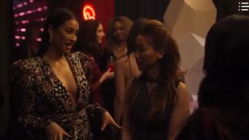 Dundas Flo­ral Print Dress worn by Stella Cole (Shay Mitchell) in Dollface Season01 Episode01