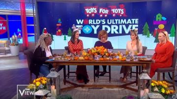 Rixo Red Tiered paisley-print metalizado fil-coupé chiffon maxi vestido usado por Abby Huntsman en The View noviembre 27, 2019