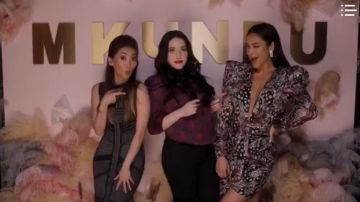 Fiveseventyfive Flo­ral Satin Blouse worn by Jules Wiley (Kat Dennings) in Dollface Season01 Episode01