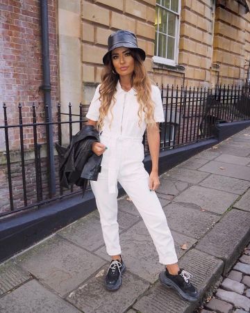 Nasty Gal Own It Con­trast Stitch Boil­er­suit of Leigh Woodz on the Instagram account @leighwoodz1