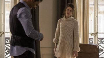 Le pull robe porté par Lise Castel (Pauline Cheviller) dans la série Balthazar