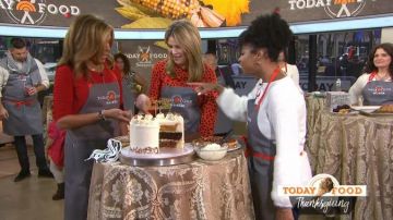 Clara Sunwoo Ruched Sleeve An­gle Hem Tu­nic worn by Hoda Kotb on Today November 27, 2019