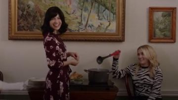 Alice + Olivia Zebra Connie Suéter usado por Roxy Doyle (Emily Osment) en Almost Family Temporada 1 Episodio 6