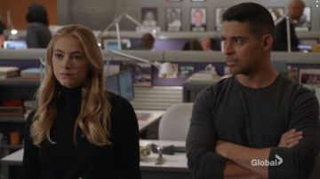 Madewell Black Ribbed Turtleneck usado por Ellie Bishop (Emily Wickersham) en NCIS Temporada 17 Episodio09