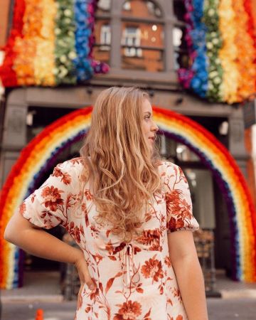 Vestido Floral Blanco de Yasmin Thompson en la cuenta de Instagram @asliceofchic