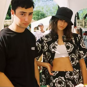 La chemise hawaïenne à fleur de Kaia Gerber sur Instagram