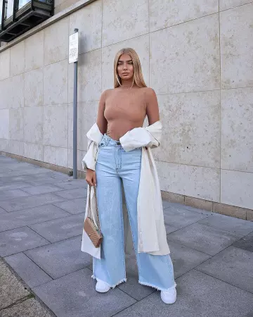 Jeans Medi­um Blue Wash of Jess Hunt on the Instagram account @jesshunt2