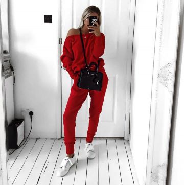 Pretty little thing Red Jog­ger Knit­ted Set of Emily Cocklin on the Instagram account @emilycocklin