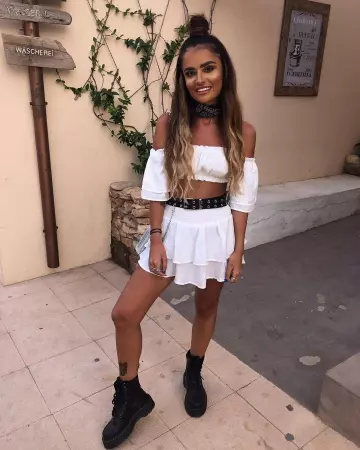 White Tie Lay­ered Co-ord Set of Leigh Woodz on the Instagram account @leighwoodz1