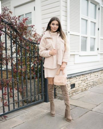 Chaqueta corta y acogedora de Roxi en la cuenta de Instagram @roxxsaurus