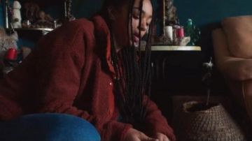 Chaqueta de oveja oxidada de Luisa (Manon Bresch) en Mortel (S01E05)