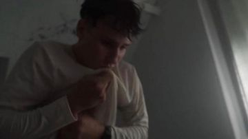 Camiseta blanca de manga larga de Victor (Nemo Schiffman) en Mortel (S01E05)