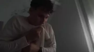 Camiseta blanca de manga larga de Victor (Nemo Schiffman) en Mortel (S01E05)