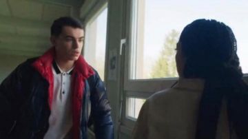 La chaqueta de plumón azul marino y rojo reversible que lleva Bastien (Marvin Dubart) en Mortel (S01E05)