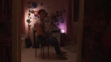 El taburete negro en el que Victor (Nemo Schiffman) se sienta en la serie Mortal (S01E05)