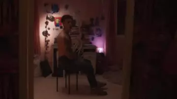 El taburete negro en el que Victor (Nemo Schiffman) se sienta en la serie Mortal (S01E05)