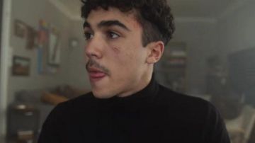 El suéter negro de cuello tortuga usado por Sofiane (Carl Malapa) en la serie Mortal (S01E06)