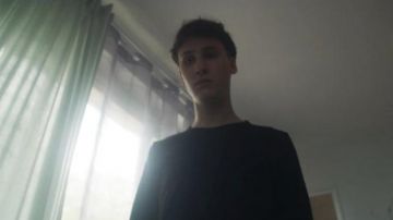 La camiseta negra de manga larga de Victor (Nemo Schiffman) en la serie Mortal (S01E06)