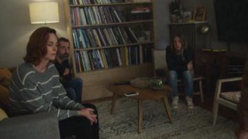 La mesa de centro triangular de los padres de Víctor en la serie Mortal (S01E06)