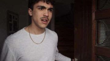 El suéter gris claro usado por Sofiane (Carl Malapa) en la serie Mortal (S01E06)