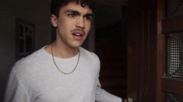 La cadena dorada usada por Sofiane (Carl Malapa) en la serie Mortel (S01E06)