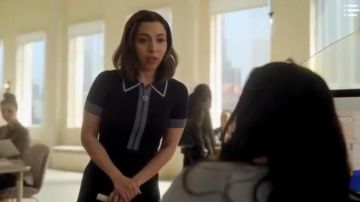 Vestido de polo de punto Sandro Navy usado por Izzy Levine (Esther Povitsky) en Dollface Season01 Episode03