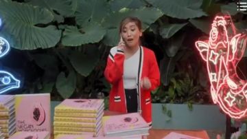 Sandro Red Striped-Trim Cardigan usado por Madison Maxwell (Brenda Song) en Dollface Season01 Episode03