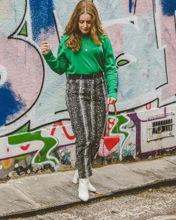 Black Circle Belt of Yasmin Thompson on the Instagram account @asliceofchic