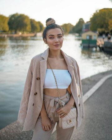 Top In White of Roxi on the Instagram account @roxxsaurus