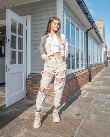 Sneak­er Boots of Roxi on the Instagram account @roxxsaurus
