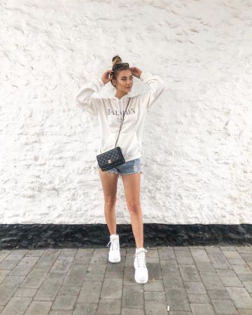 Hood­ed Sweat­shirt of Roxi on the Instagram account @roxxsaurus