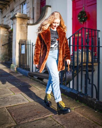 Black Circle Belt of Yasmin Thompson on the Instagram account @asliceofchic