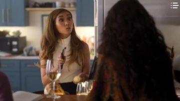 Ag Adriano Goldschmied Ivoire Haut du col Roulé porté par Madison Maxwell (Brenda Song) dans Dollface Season01 Episode05