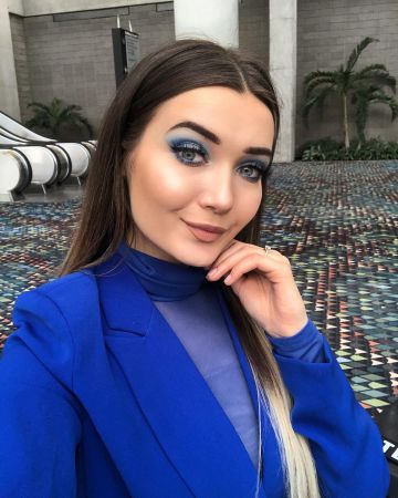 La Celine Blazer de Roxi en la cuenta de Instagram @roxxsaurus