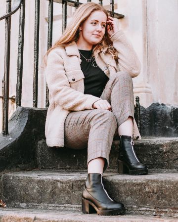 Bottes noires en Cuir de Yasmin Thompson sur l'Instagram account @asliceofchic