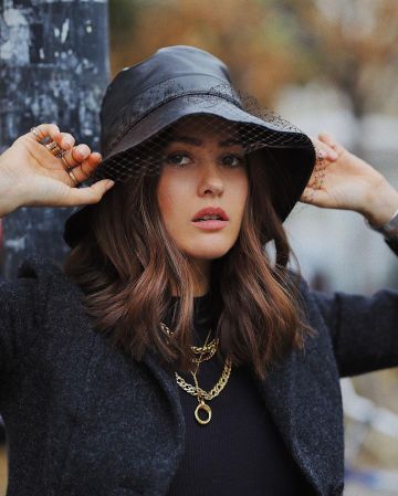 Sombrero de cubo negro de Paola Alberdi en la cuenta de Instagram @paolaalberdi