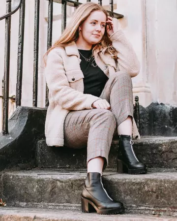 Levi's Crème Trucker Jacket de Yasmin Thompson sur l'Instagram account @asliceofchic