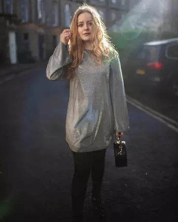 Argent Robe de Yasmin Thompson sur l'Instagram account @asliceofchic