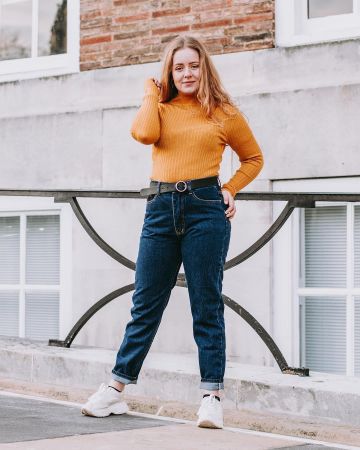 Black Circle Belt of Yasmin Thompson on the Instagram account @asliceofchic