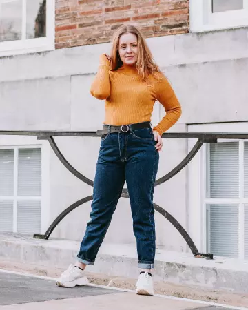 Bleu foncé Denim Pant de Yasmin Thompson sur l'Instagram account @asliceofchic