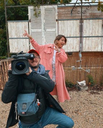 The short skirt printed Iro scope for Leniency on her behalf Instagram @clemenceandanna