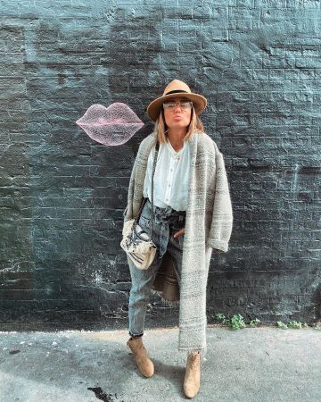 The jean grey paperbag Iro worn by Clémence Applaincourt on his account Instagram @clemenceandanna