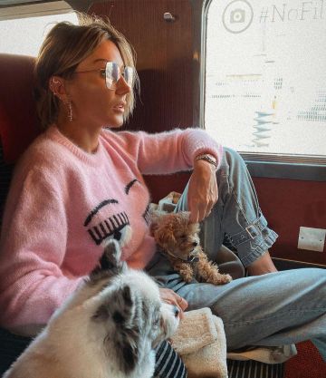 Le pull rose motif yeux porté par Clémence Applaincourt sur son compte Instagram @clemenceandanna