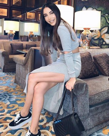 La falda gris que lleva Sananas en su cuenta de Instagram @sananas2106