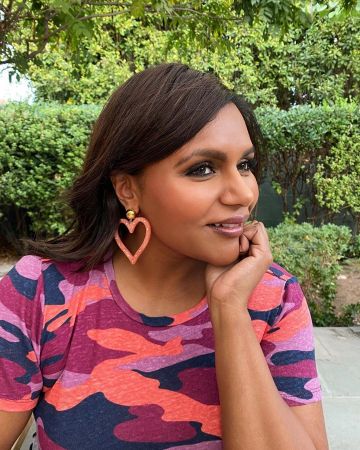 Camiseta de camuflaje de Mindy Kaling en la cuenta de Instagram de @mindykaling