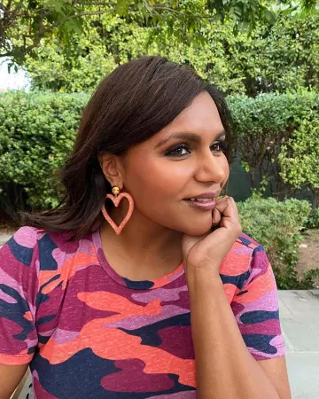 Les Boucles d'oreilles à Cœurs de Mindy Kaling sur son compte Instagram @mindykaling