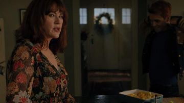 Vestido de flores Sezane de Mary Andrews (Molly Ringwald) en Riverdale (S04E07)