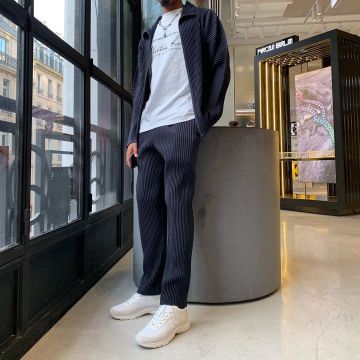 El par de zapatillas blancas de Chanel que lleva Anase en su cuenta de Instagram @takeamicofficiel 
