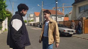 Chaqueta de esquí de bloque de color Sofiane (Carl Malapa) en Mortel (S01E06)