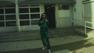 La paire de sneakers grises Asics portée par SCH dans son clip R.A.C.